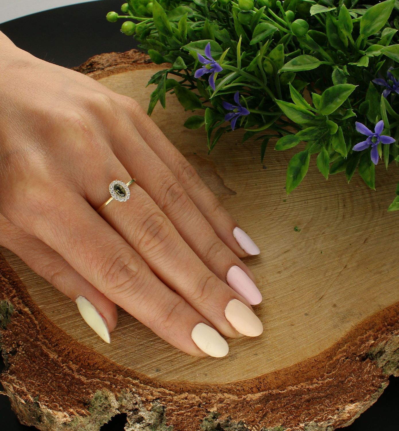 Złoty pierścionek 333 z owalną zieloną cyrkonią PI 6045D 333. Złoty pierścionek zaręczynowy. Złoty pierścionek z cyrkonią. Zielo (1).jpg